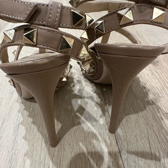 Valentino Rockstud T-Strap Pointed Toe Pump 37.5 - Picture 3 of 12